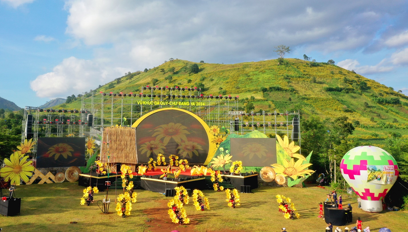 di xem hoa da quy no ruc ro tren nui lua chu dang ya - 4