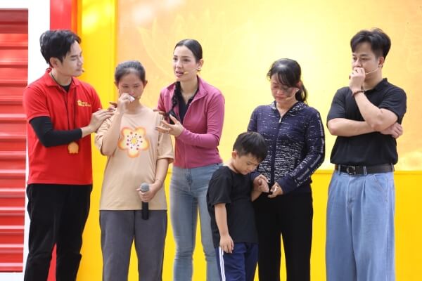 Quách Tuấn Du xúc động nhớ tuổi thơ đi bán bánh dạo, đồng cảm với cô bé mồ côi ở “Mái ấm gia đình Việt” - 4