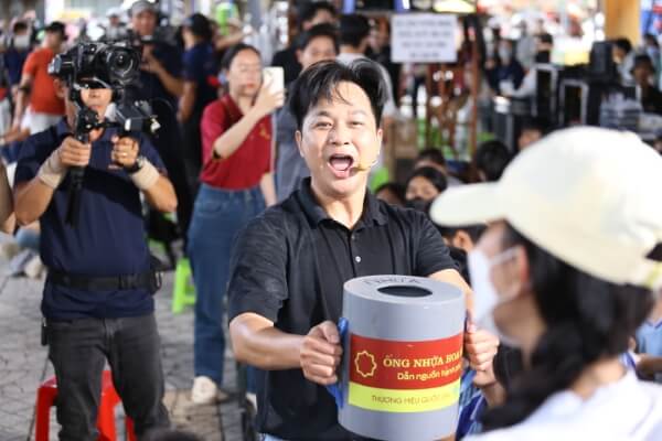 Quách Tuấn Du xúc động nhớ tuổi thơ đi bán bánh dạo, đồng cảm với cô bé mồ côi ở “Mái ấm gia đình Việt” - 5