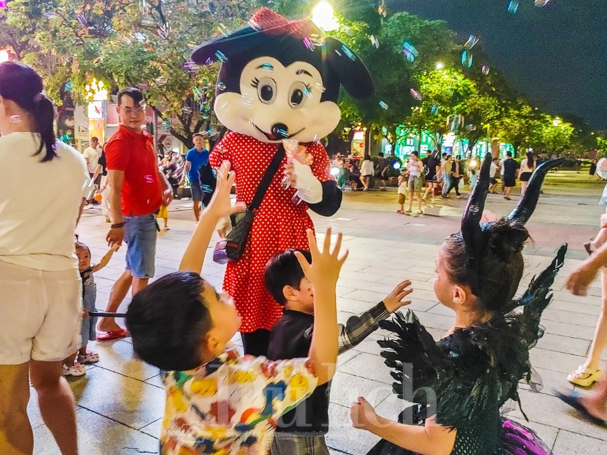 Đêm Quảng trường phù thủy, yêu tinh cùng cô tiên tưng bừng trẩy hội ma quái - 10