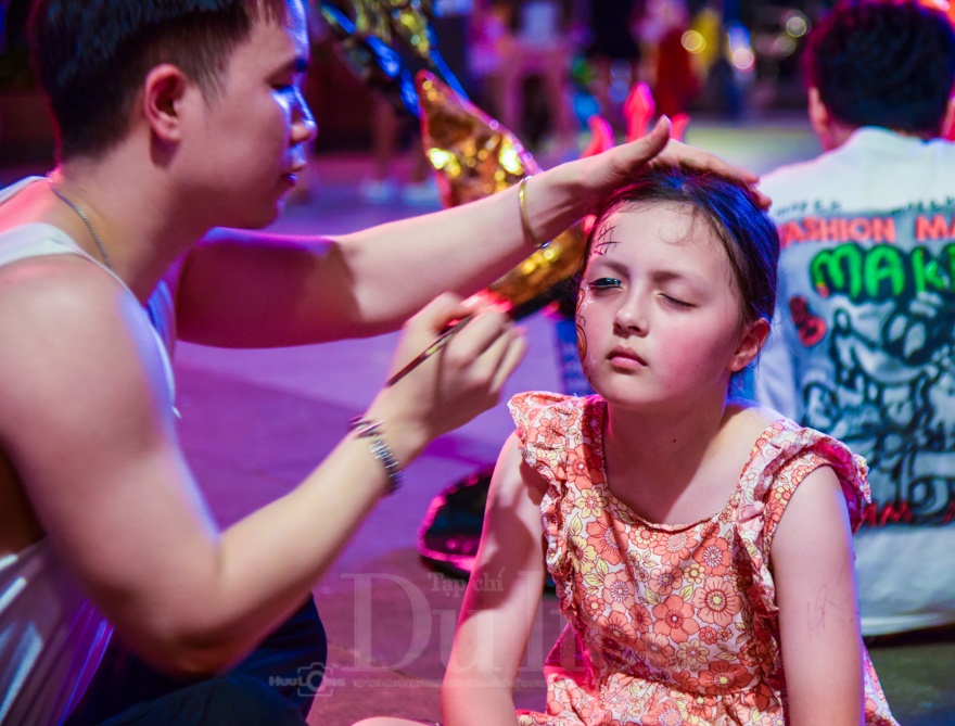 Đêm Quảng trường phù thủy, yêu tinh cùng cô tiên tưng bừng trẩy hội ma quái - 15