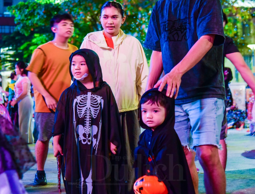 Đêm Quảng trường phù thủy, yêu tinh cùng cô tiên tưng bừng trẩy hội ma quái - 9