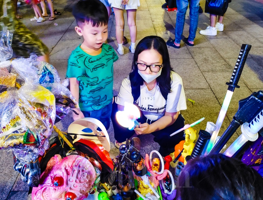 Đêm Quảng trường phù thủy, yêu tinh cùng cô tiên tưng bừng trẩy hội ma quái - 7