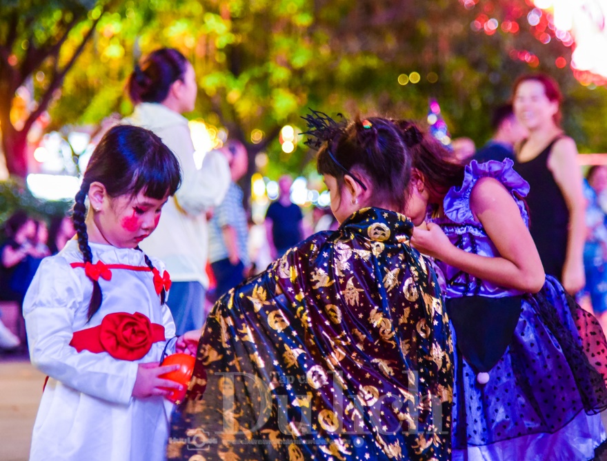 Đêm Quảng trường phù thủy, yêu tinh cùng cô tiên tưng bừng trẩy hội ma quái - 12