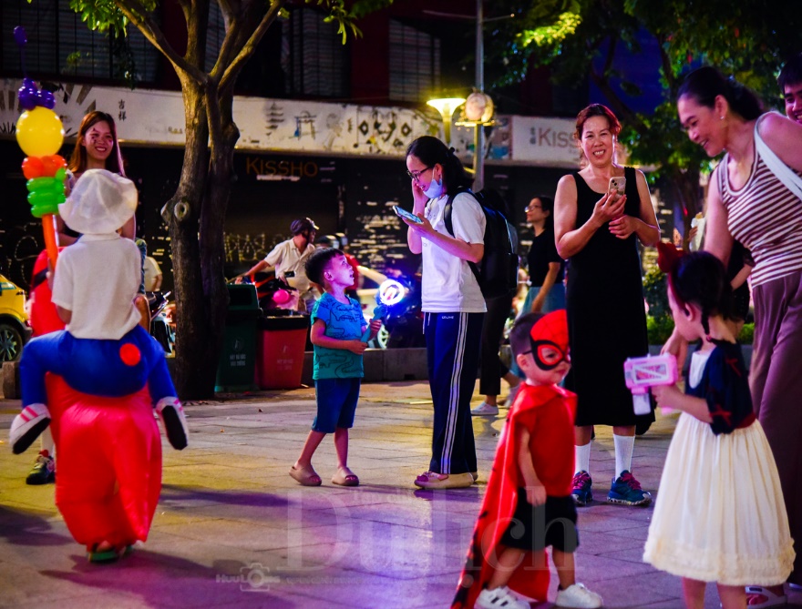 Đêm Quảng trường phù thủy, yêu tinh cùng cô tiên tưng bừng trẩy hội ma quái - 13