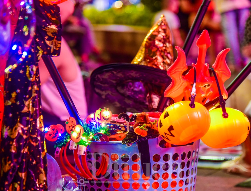 Đêm Quảng trường phù thủy, yêu tinh cùng cô tiên tưng bừng trẩy hội ma quái - 14