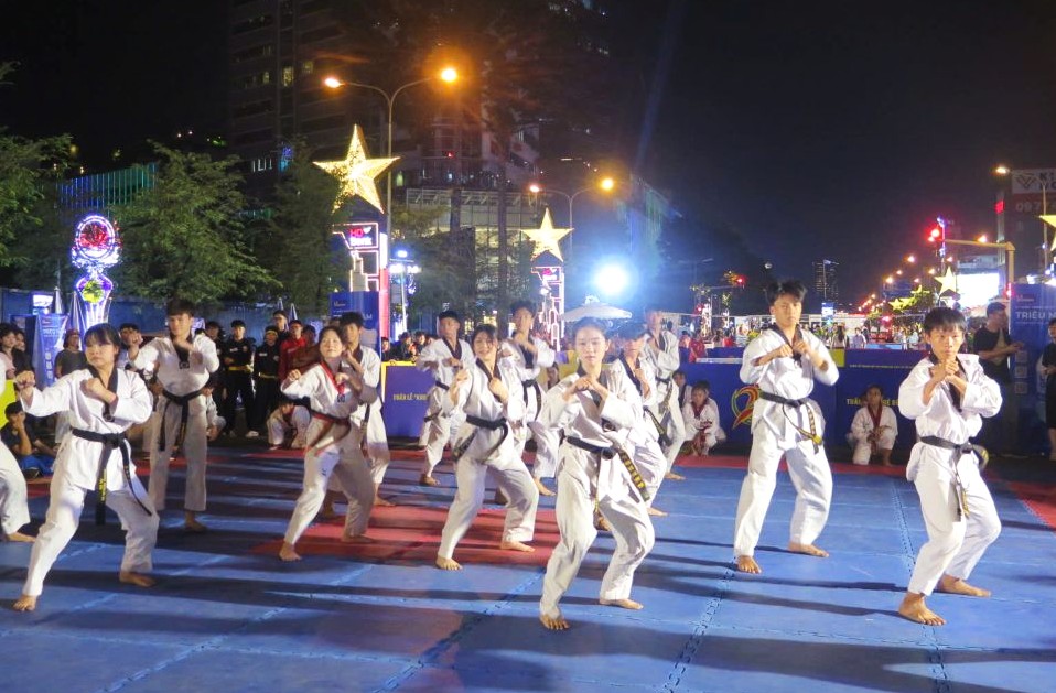 Doanh thu du lịch TP.HCM tăng 22% nhờ sức nóng sự kiện tháng 10/2025 - 2