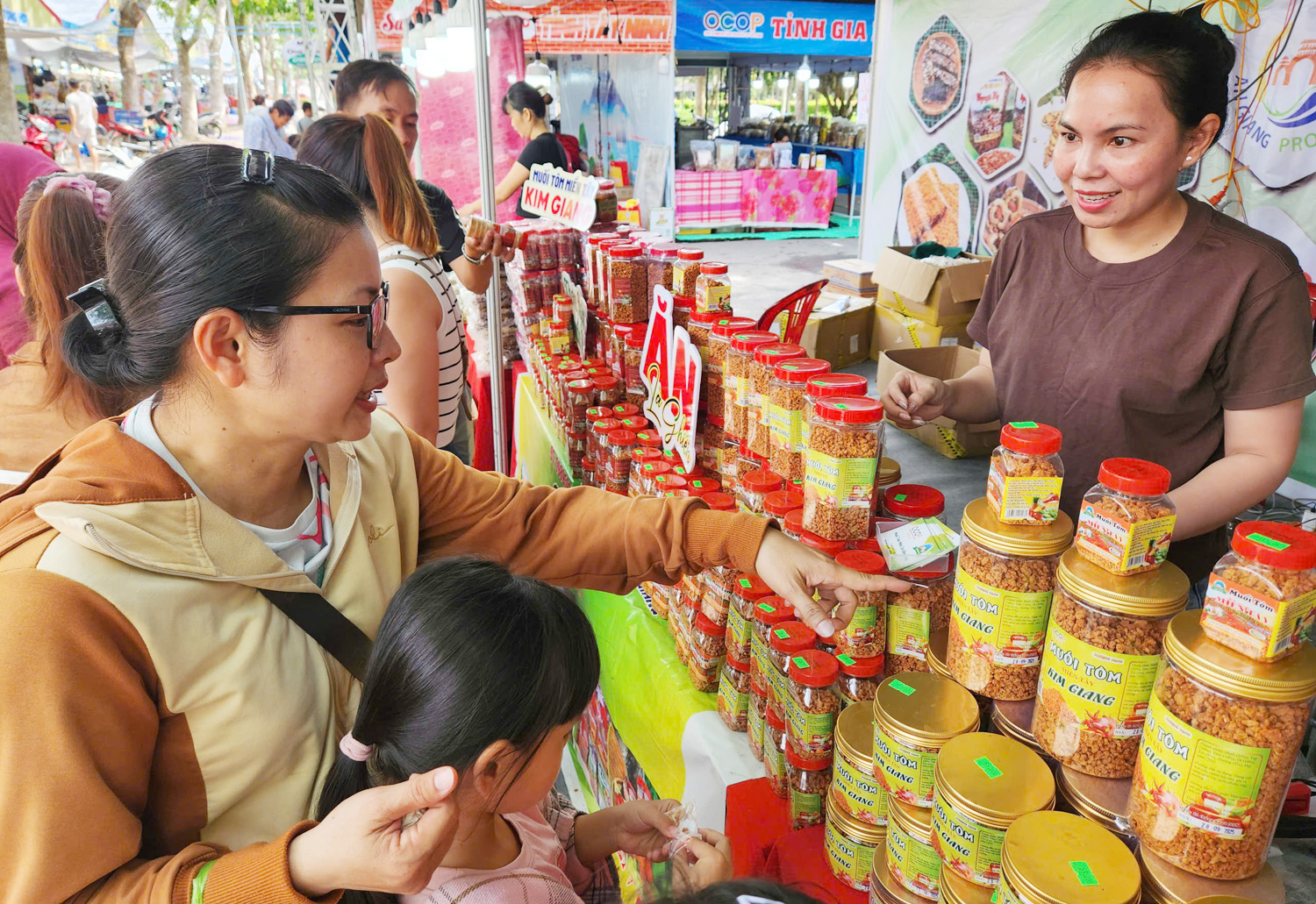 Doanh nghiệp du lịch mang gạo ST25 hữu cơ đến Lễ hội Oóc Om Bóc - 7