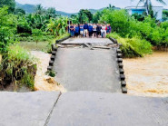 Lũ lớn làm sập cầu gây cô lập 1.300 người dân ở Quảng Ngãi