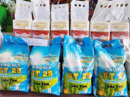  - Doanh nghiệp du lịch mang gạo ST25 hữu cơ đến Lễ hội Oóc Om Bóc