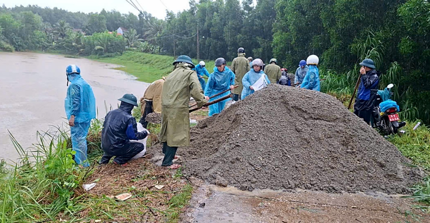 Lũ lớn làm sập cầu gây cô lập 1.300 người dân ở Quảng Ngãi - 2