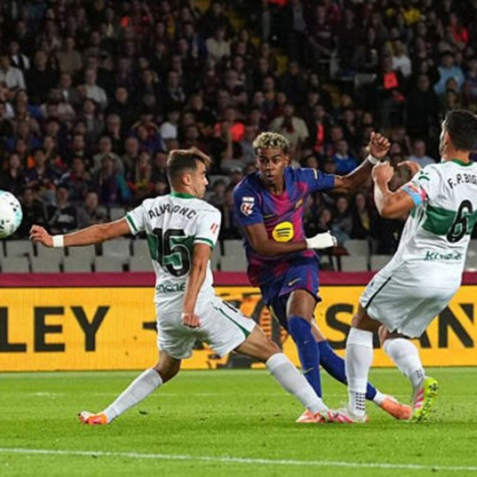  - Video bóng đá Barcelona - Elche: Khởi đầu bùng nổ, vẫn không giữ sạch lưới (La Liga)