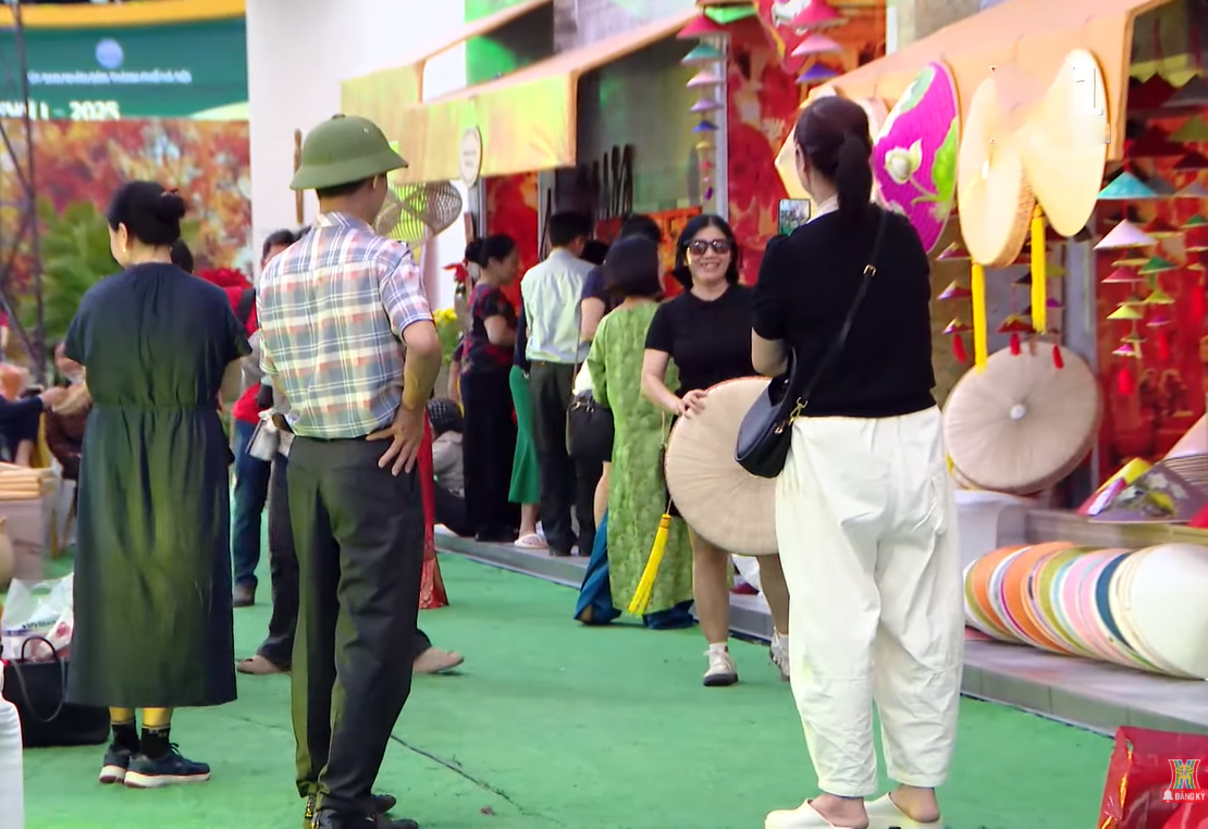 Hội chợ Mùa thu 2025 thiết lập kỷ lục mới về lượng khách tham quan - 2