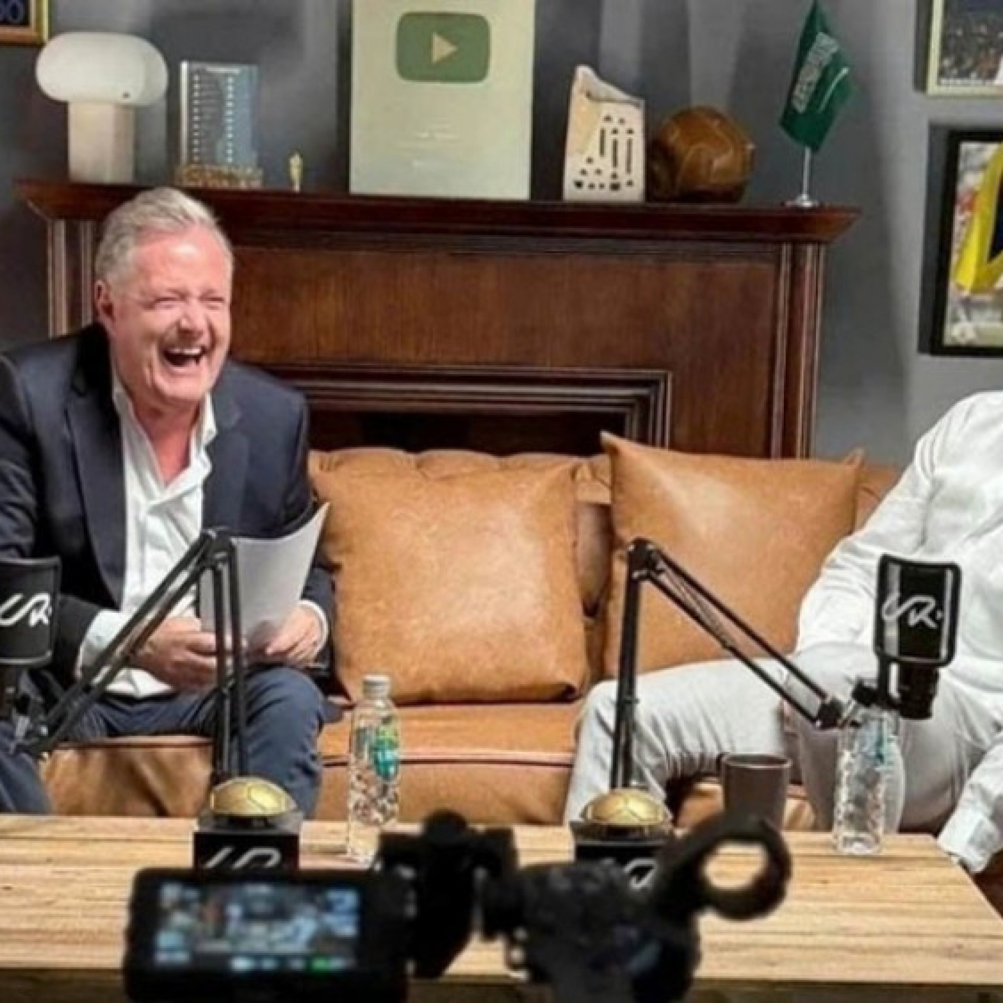  - Ronaldo lại phỏng vấn gây sốc với Morgan: "Trình Messi không hơn tôi"