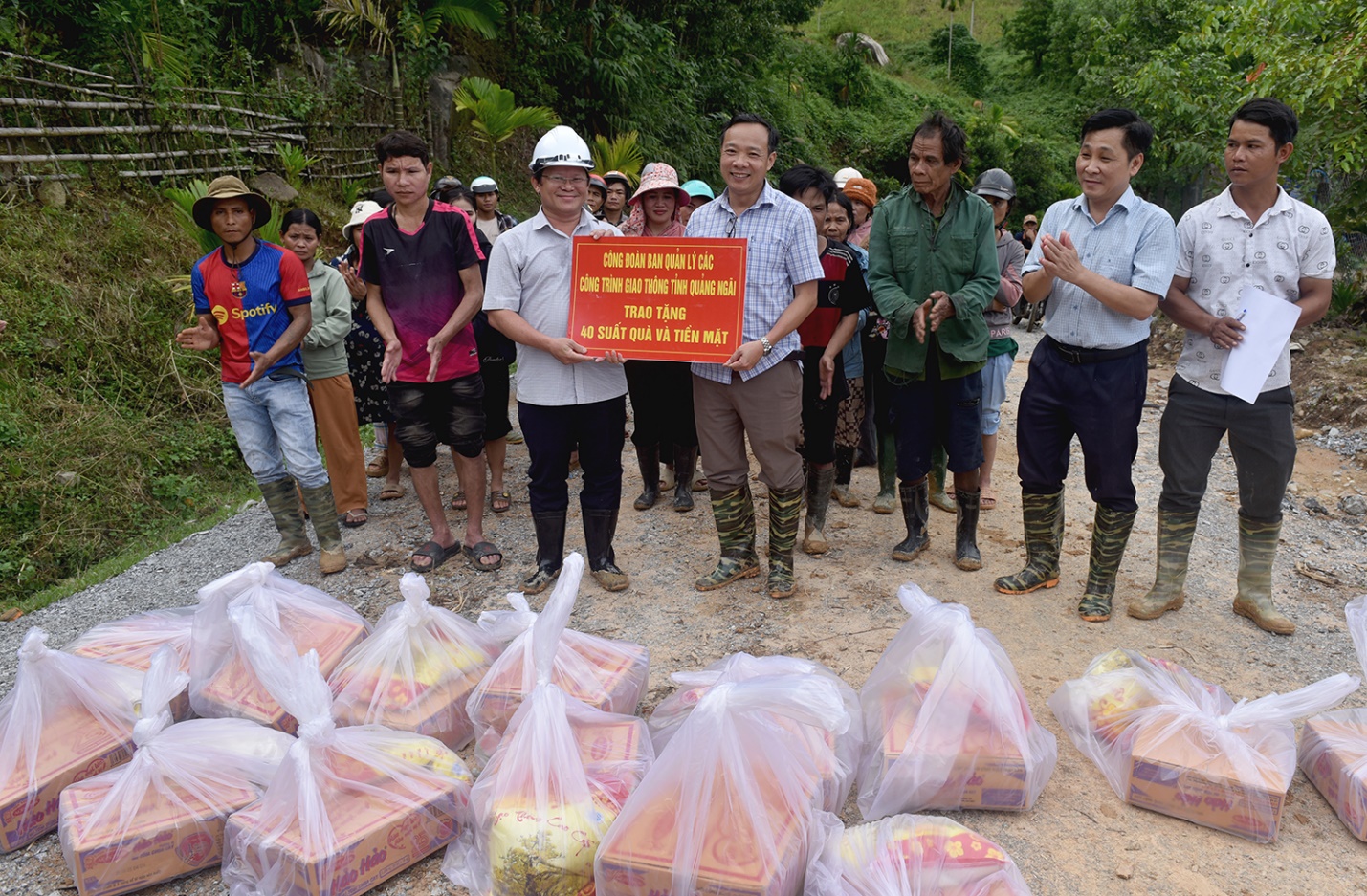 hiem nguy rinh rap nguoi dan vung lo nui - 10
