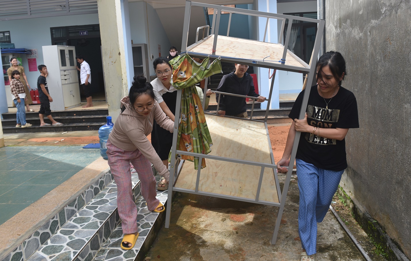 hiem nguy rinh rap nguoi dan vung lo nui - 7