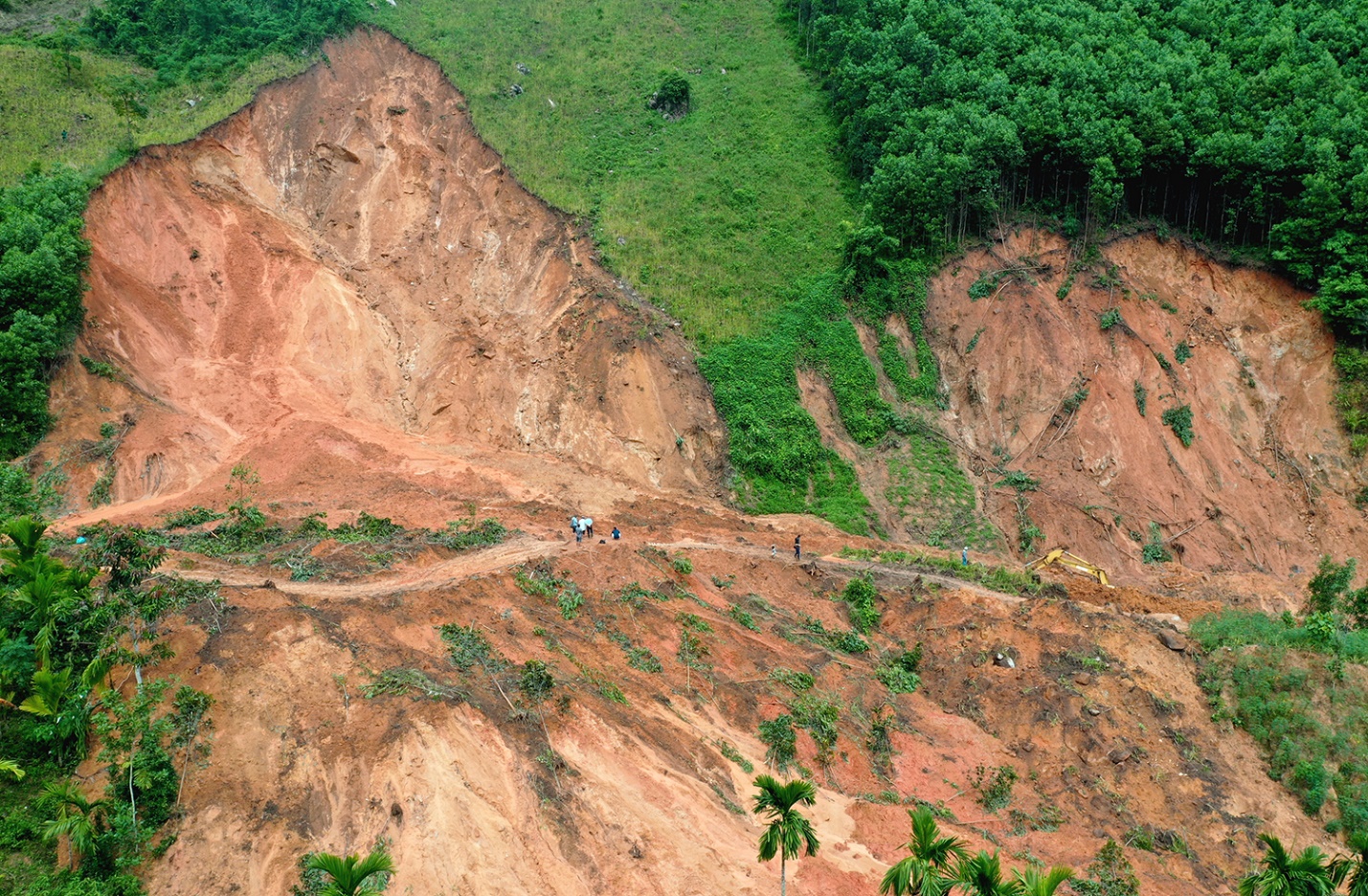 hiem nguy rinh rap nguoi dan vung lo nui - 1