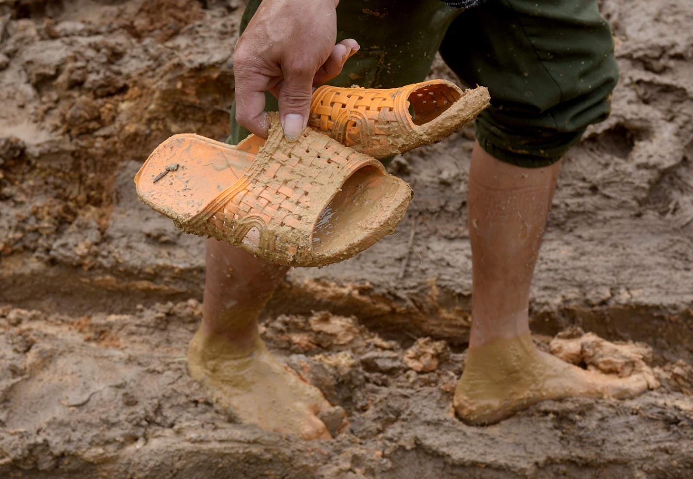 hiem nguy rinh rap nguoi dan vung lo nui - 9