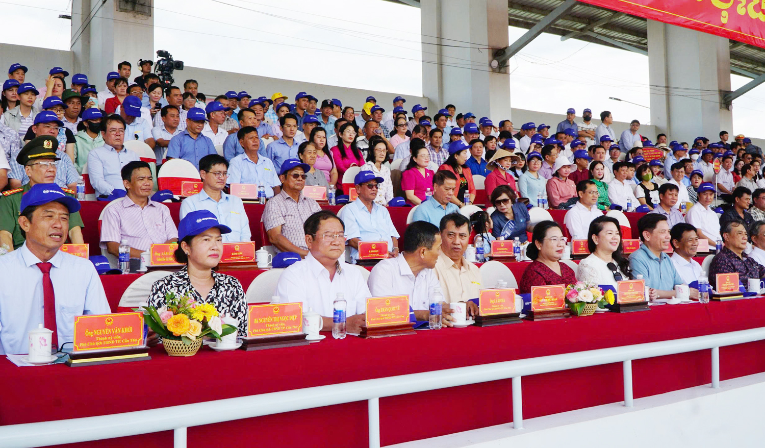 Hàng trăm nghìn du khách xem đua ghe ngo ở Cần Thơ - 1