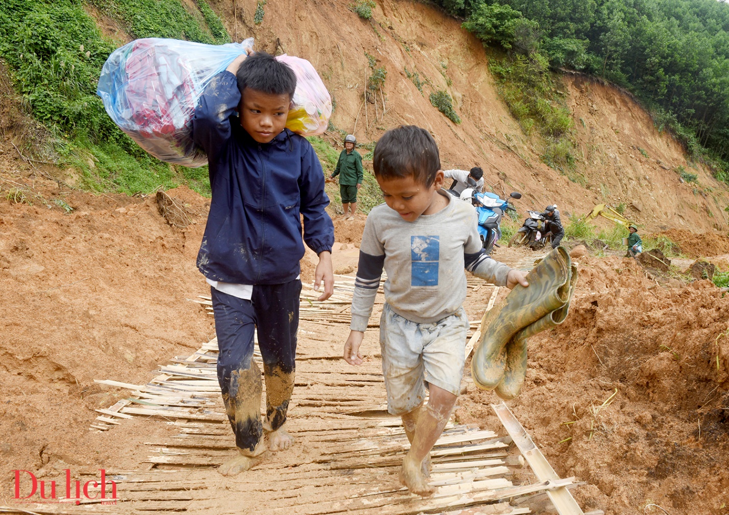 lam duong tam bang tre, nua lo o di lai qua vung lo nui - 9