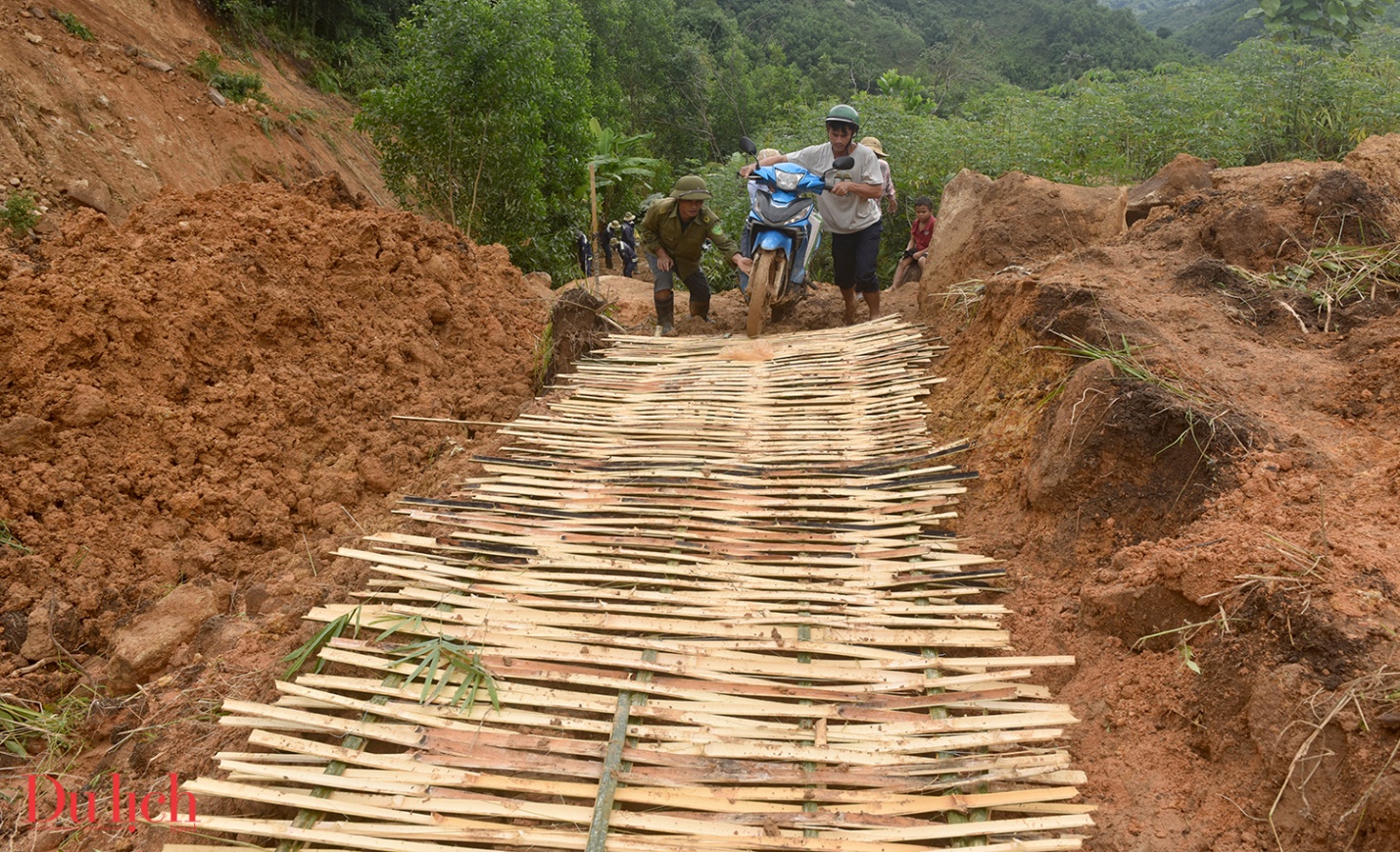 lam duong tam bang tre, nua lo o di lai qua vung lo nui - 10