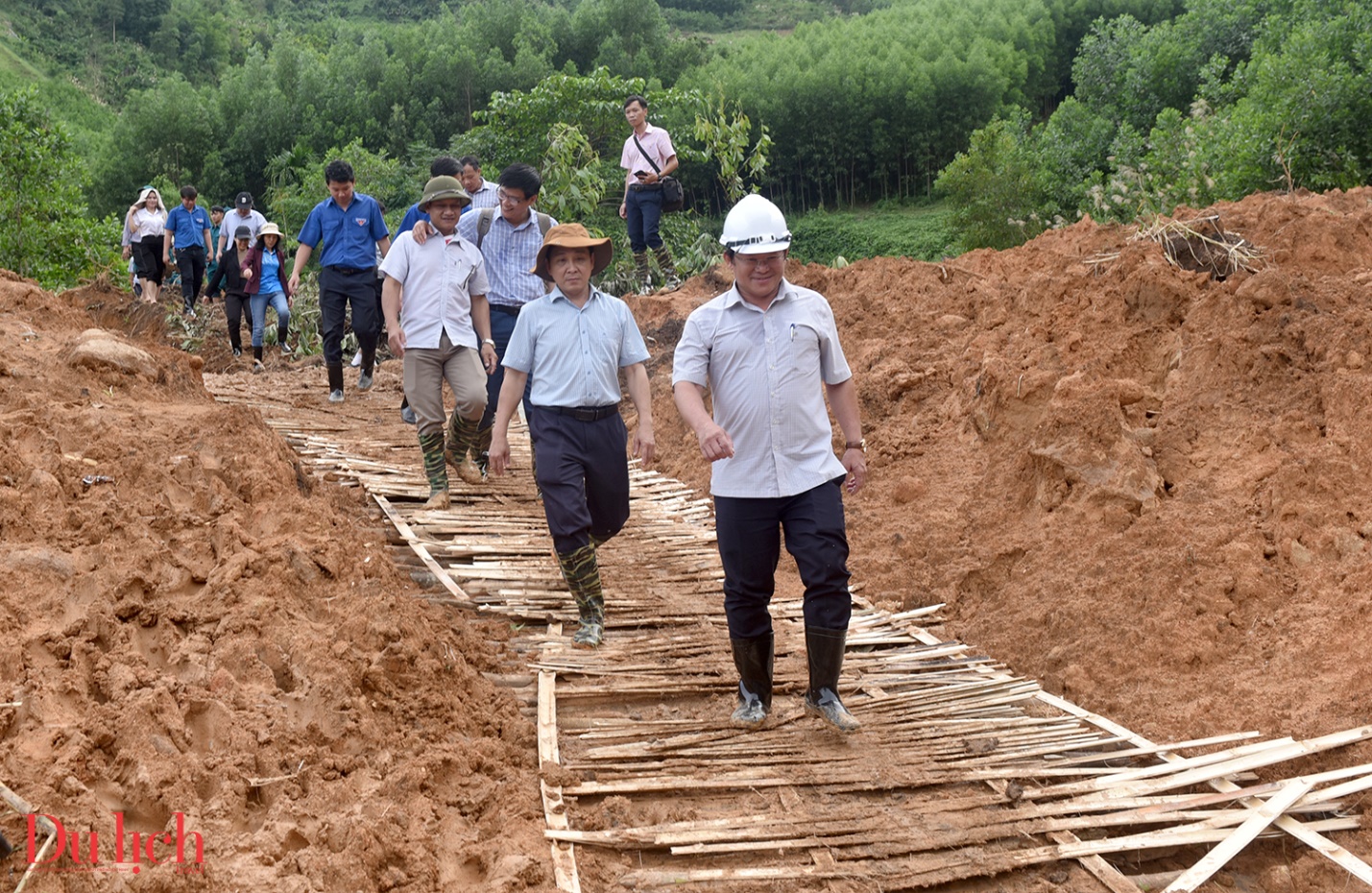 lam duong tam bang tre, nua lo o di lai qua vung lo nui - 12