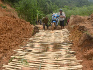Làm đường tạm bằng tre, nứa lồ ô đi lại qua vùng lở núi