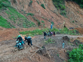  - Hiểm nguy rình rập người dân vùng lở núi