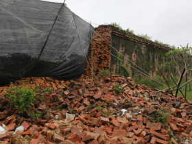  - Mưa lũ kéo dài, đoạn tường Hoàng Thành Huế bất ngờ đổ sập