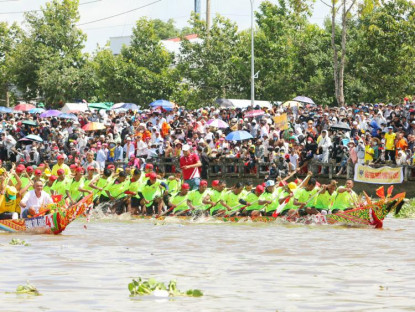  - Hàng trăm nghìn du khách xem đua ghe ngo ở Cần Thơ