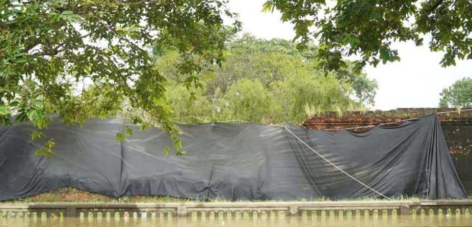 Mưa lũ kéo dài, đoạn tường Hoàng Thành Huế bất ngờ đổ sập - 1