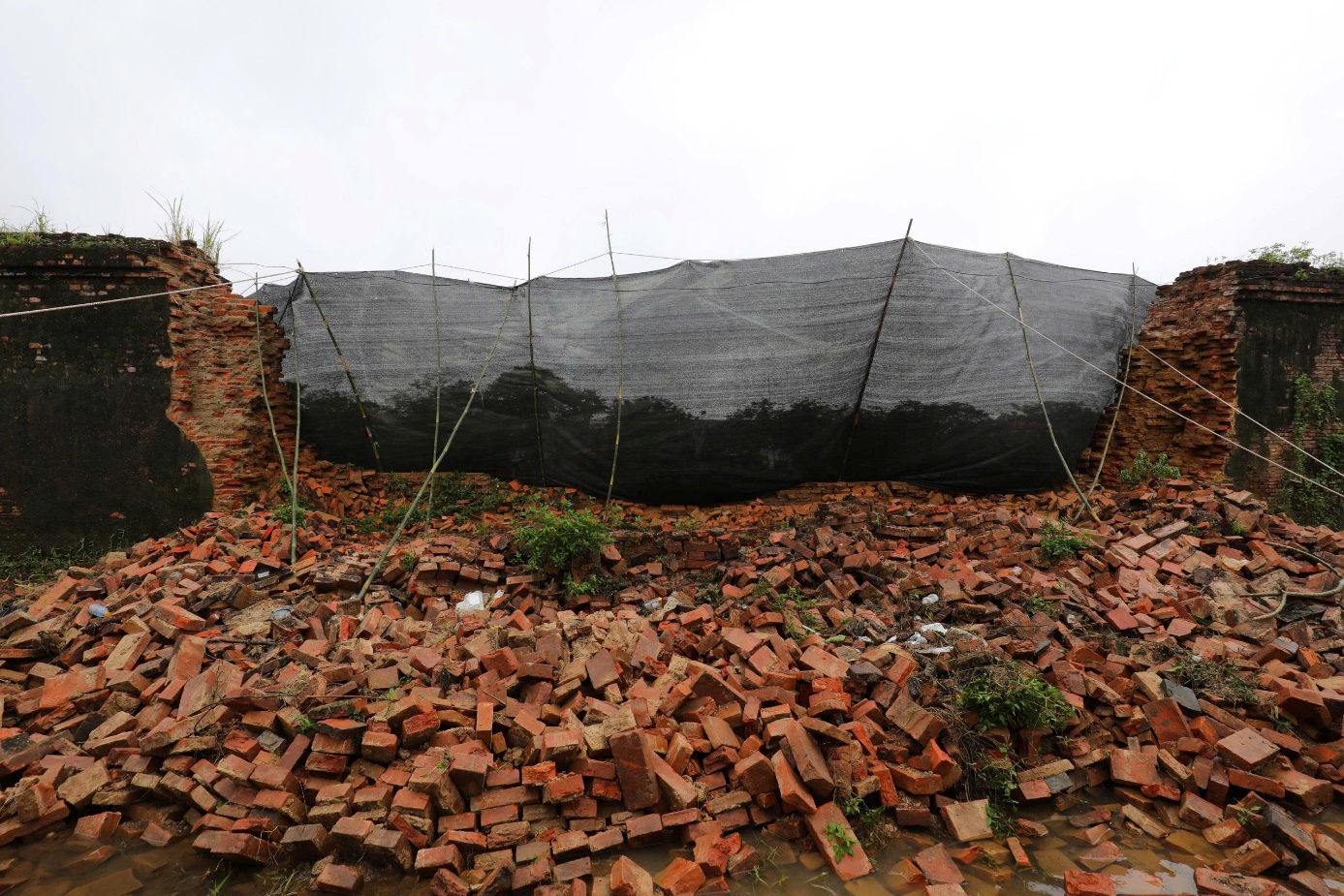 Mưa lũ kéo dài, đoạn tường Hoàng Thành Huế bất ngờ đổ sập - 2