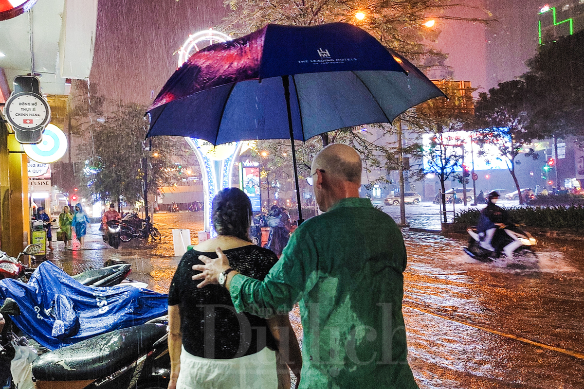 Cơn mưa giông tháng 11 vang vọng về bản tình ca cũ - 16