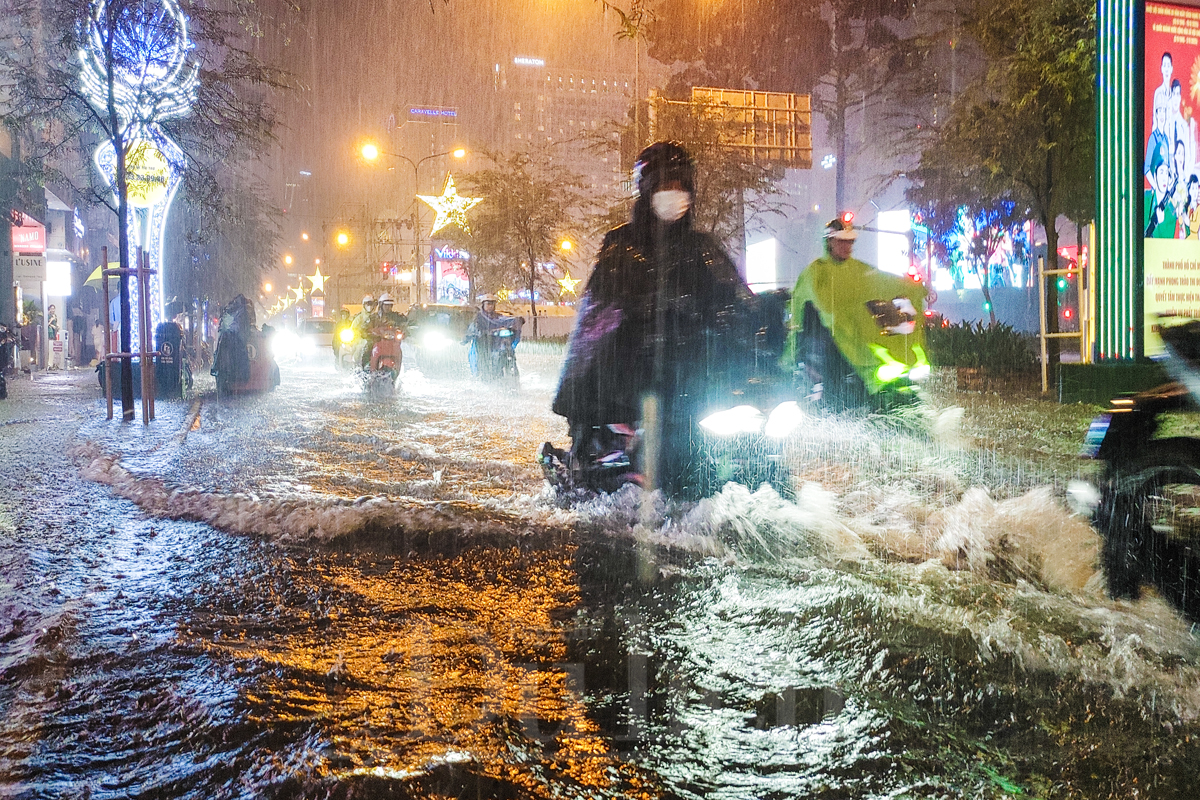 Cơn mưa giông tháng 11 vang vọng về bản tình ca cũ - 2