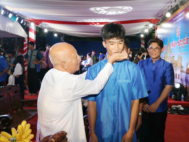 Nghi thức đút cốm dẹp độc đáo trong lễ cúng Trăng