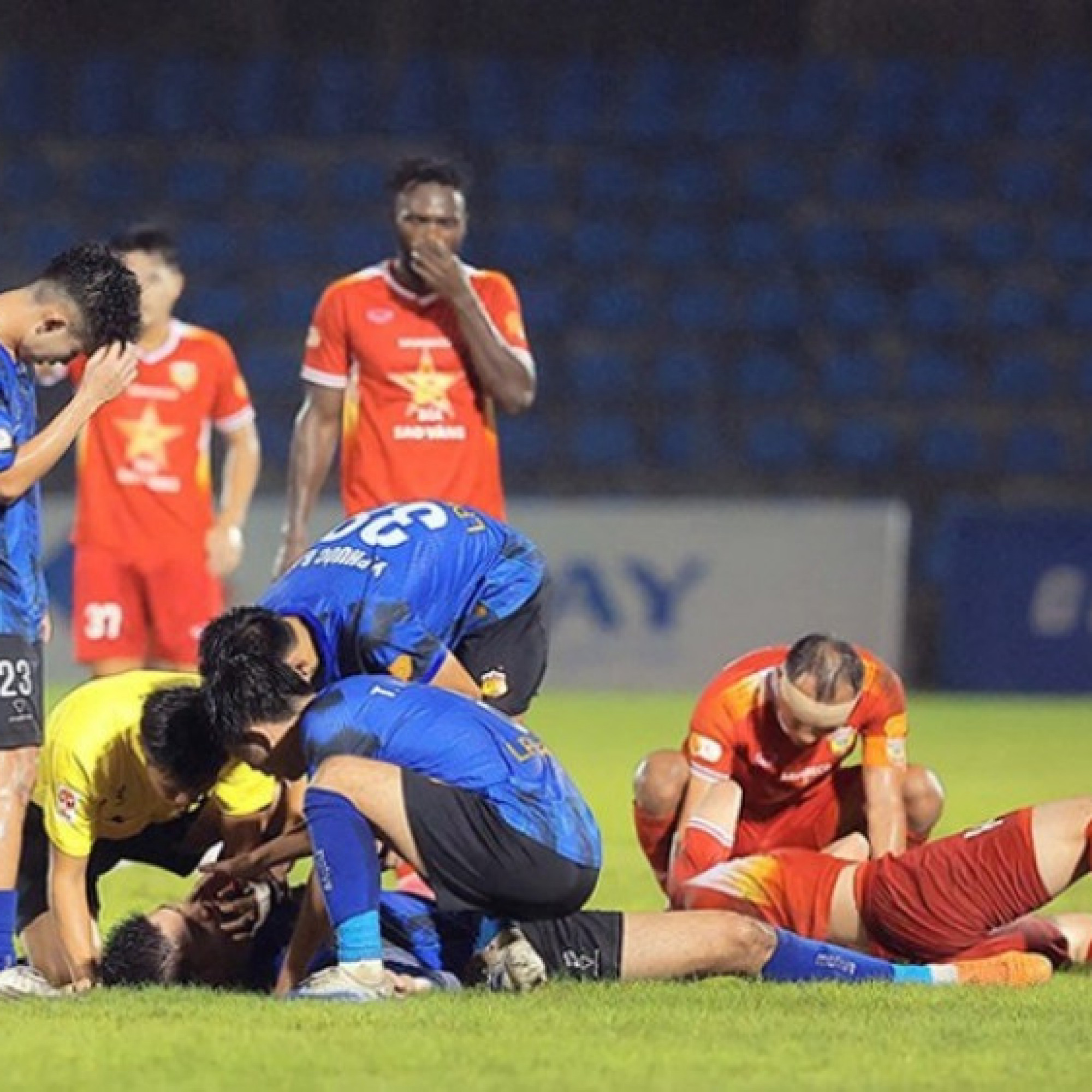  - Trọng tài V-League ngăn sao trẻ cao 1m96 của HAGL cắn lưỡi