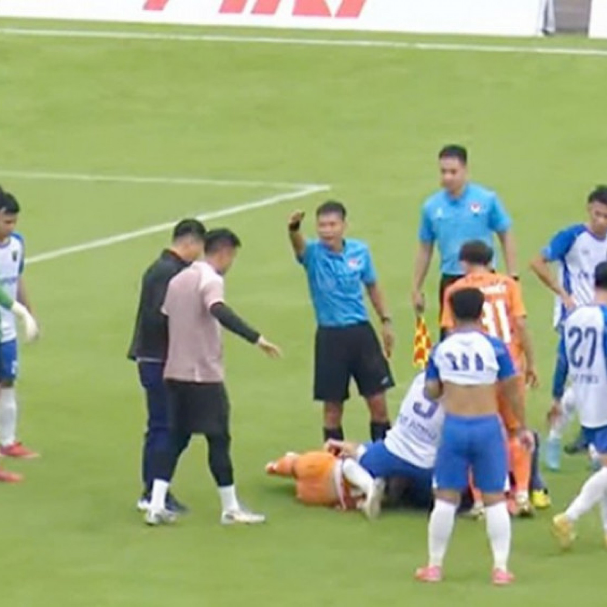 - Cầu thủ co giật giữa sân, được đưa đi cấp cứu ở giải hạng ba Quốc gia