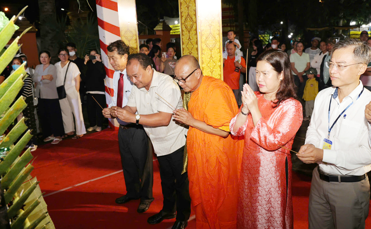 Nghi thức đút cốm dẹp độc đáo trong lễ cúng Trăng - 1