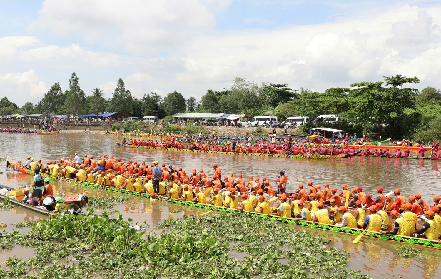 Người dân trèo cây, lội sông xem đua ghe Ngo - 2