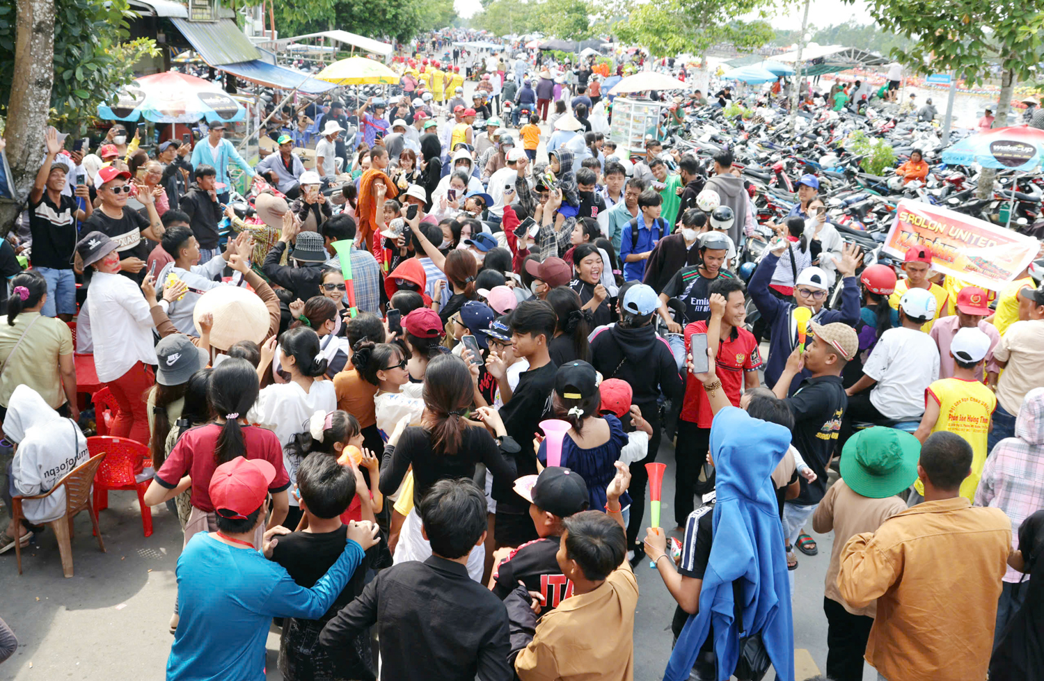 Người dân trèo cây, lội sông xem đua ghe Ngo - 4