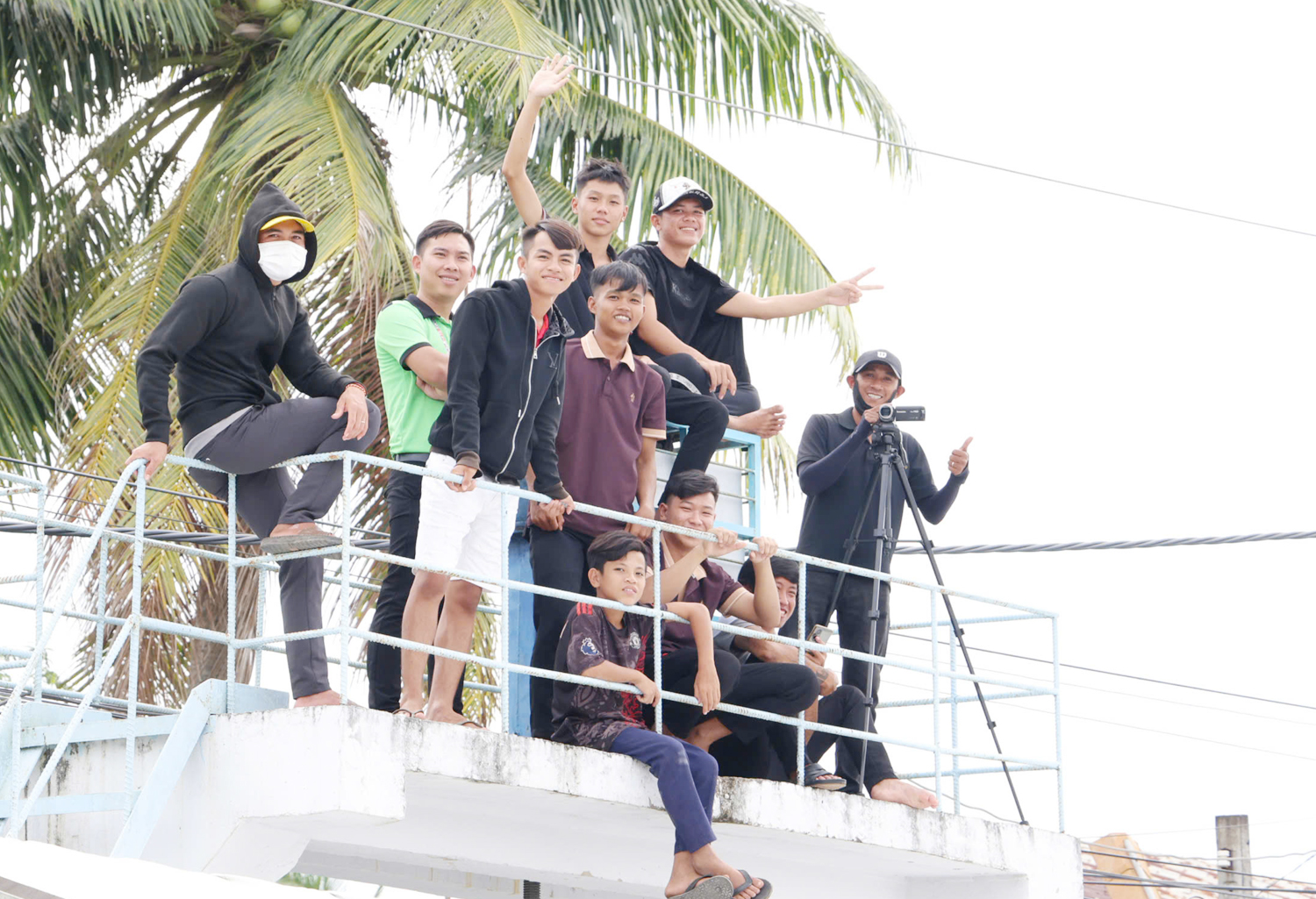 Người dân trèo cây, lội sông xem đua ghe Ngo - 5