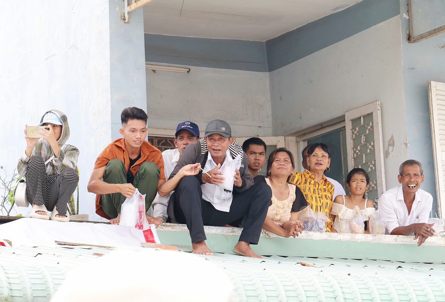 Người dân trèo cây, lội sông xem đua ghe Ngo - 6