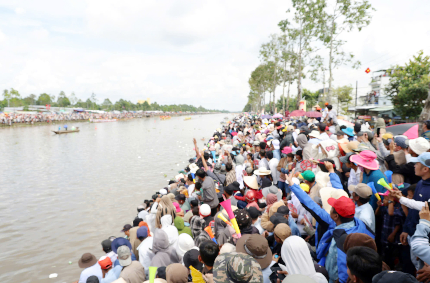 Người dân trèo cây, lội sông xem đua ghe Ngo - 8