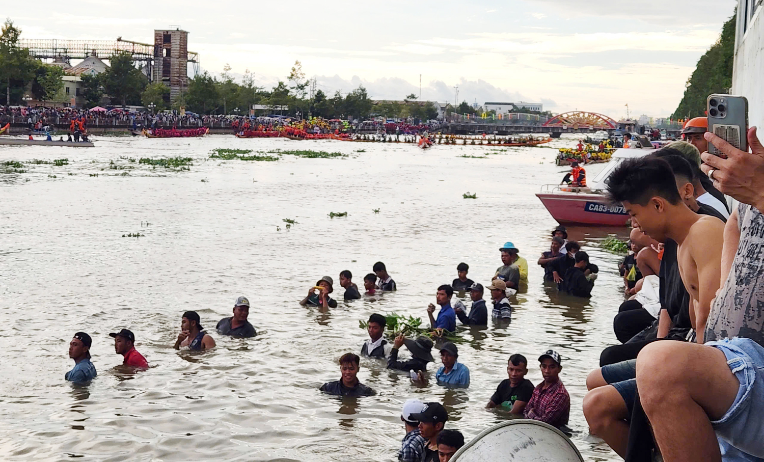 Người dân trèo cây, lội sông xem đua ghe Ngo - 10