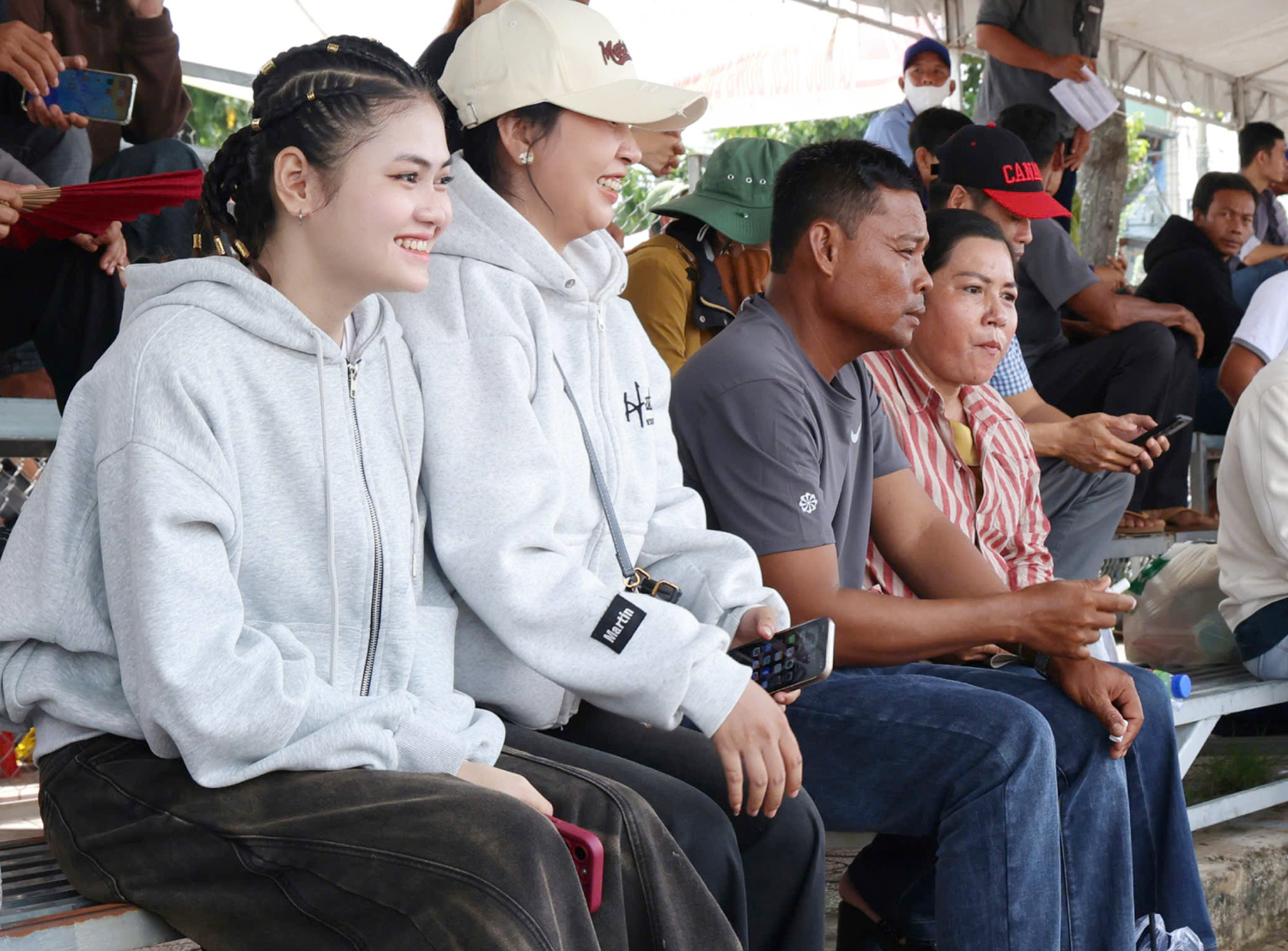 Người dân trèo cây, lội sông xem đua ghe Ngo - 12