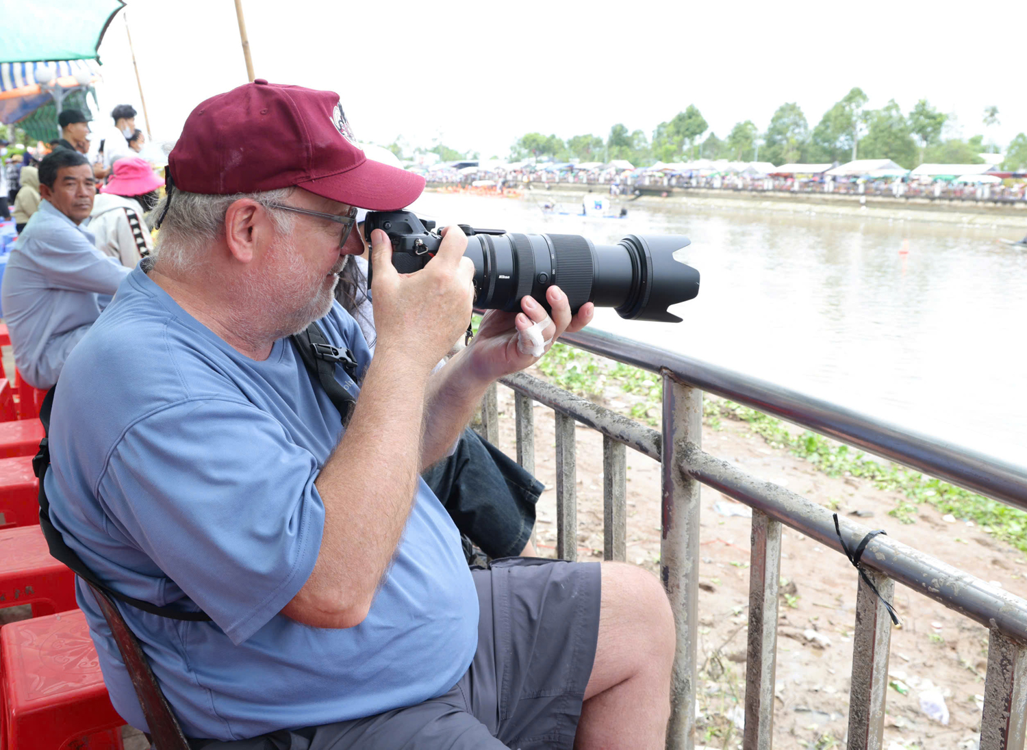 Người dân trèo cây, lội sông xem đua ghe Ngo - 13