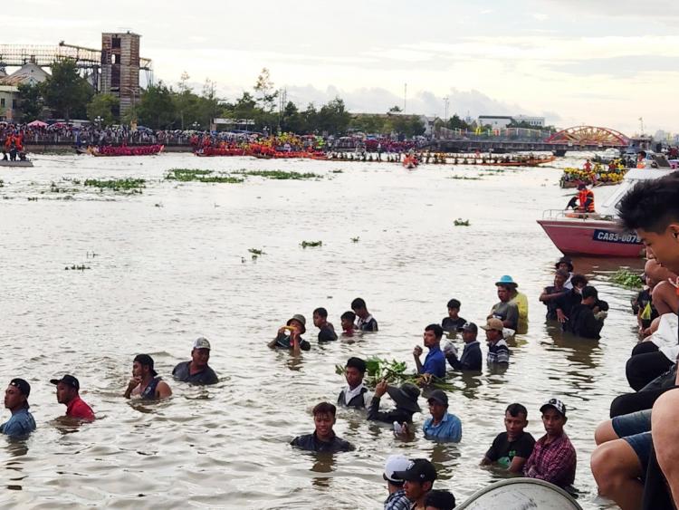 Người dân trèo cây, lội sông xem đua ghe Ngo