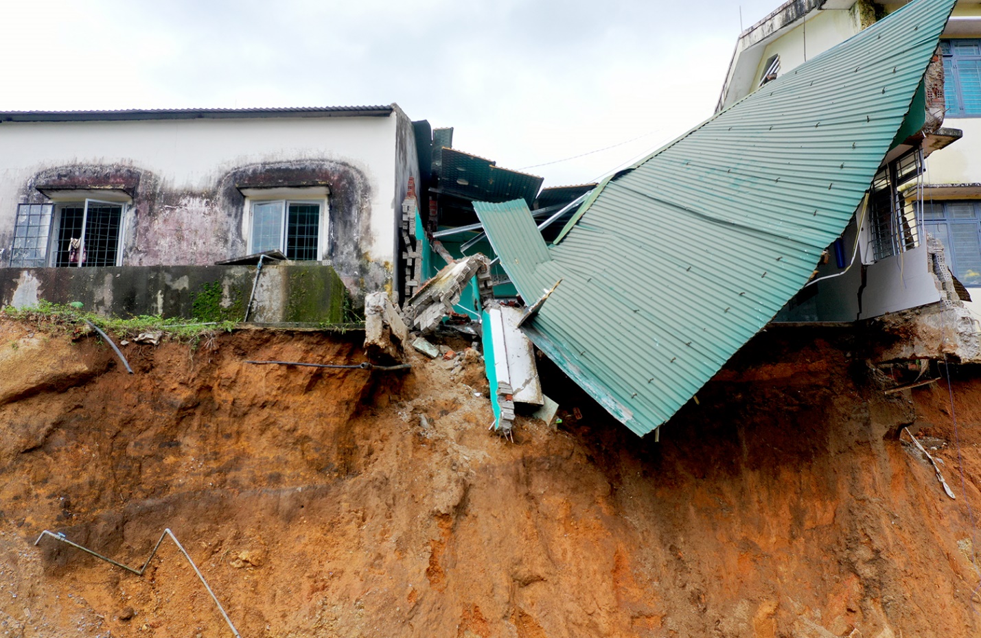 nui lo gay hu hong nhieu truong hoc o vung cao quang ngai - 4