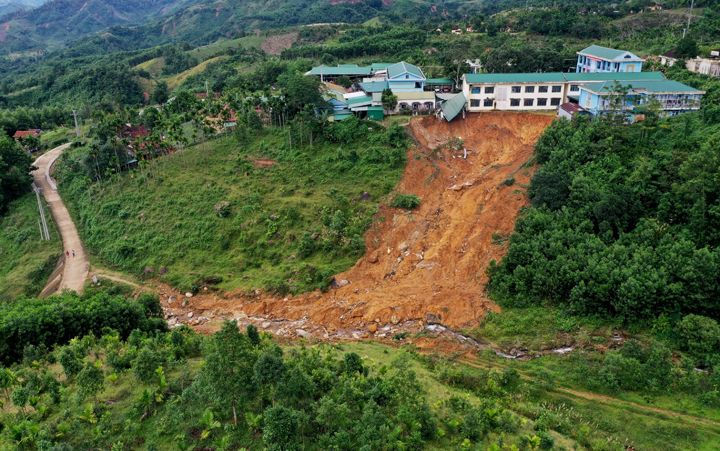 nui lo gay hu hong nhieu truong hoc o vung cao quang ngai - 1