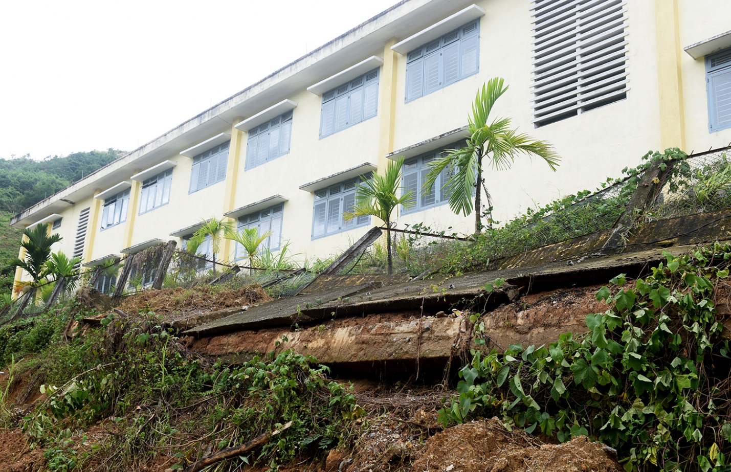 nui lo gay hu hong nhieu truong hoc o vung cao quang ngai - 6